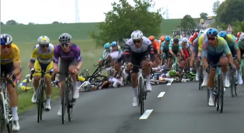 Tömegbukás volt a Tour de Hongrie-n, több versenyző kórházba került – videó