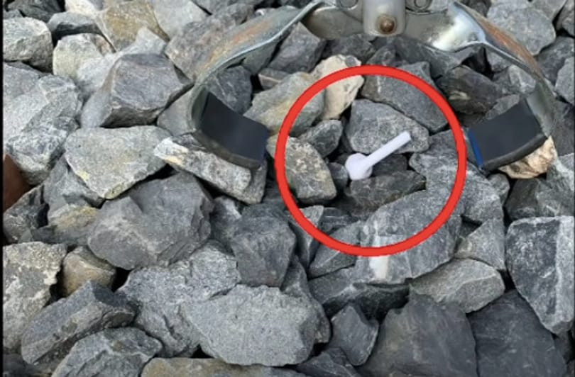Kiporszívózza a japán vasút és a Panasonic a sínek közé esett vezeték nélküli füleseket