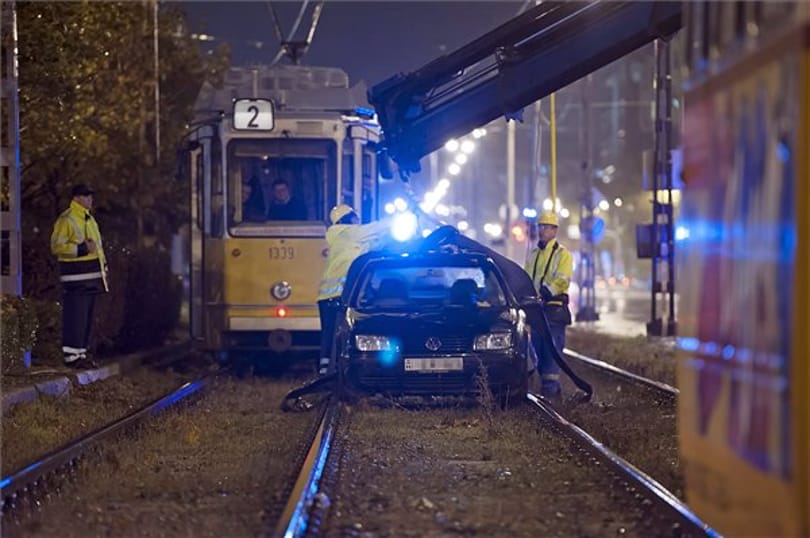 Sínek közé szorult egy autó a Soroksári úton - fotók