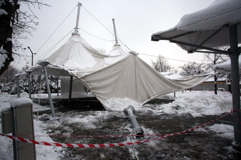 Összedőlt egy zalai rendezvénysátor a hó alatt - fotó