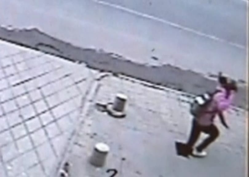 Videó: megnyílt a föld egy sétáló lány alatt Kínában
