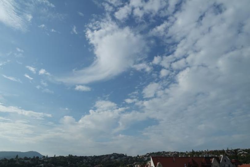 Valami történt a felhőkkel Budapest felett – fotók, műholdképek