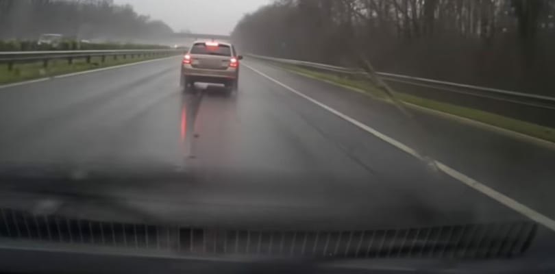 Esőben is büntetőfékezéssel leckéztetett egy autós – videó