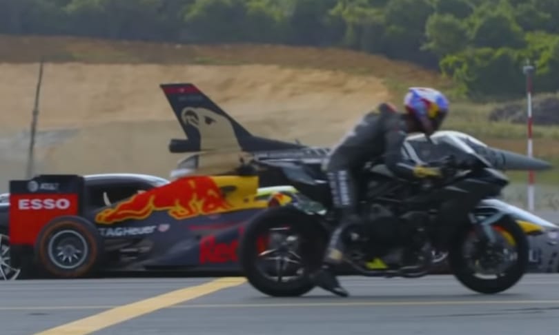 A nagy gyorsulási verseny: motor, sportkocsik, F1-autó, repülők és egy Tesla – videó