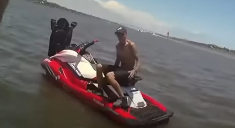 Felvette a rendőr testkamerája, ahogy kölcsöncsónakkal kapnak el egy jet ski-tolvajt Floridában