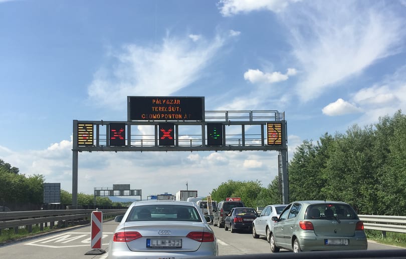 Ismét dugó várható az M0-s autóúton, javítják a burkolatot