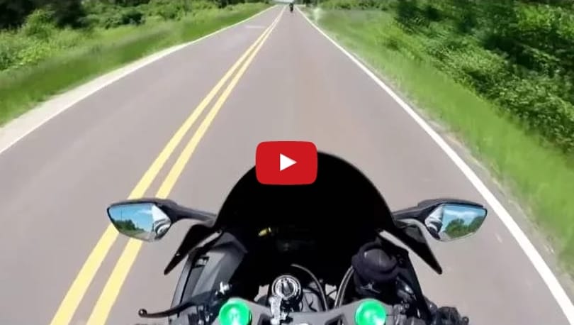 Itt egy tankönyvi példa arra, miért nem szabad motorral (sem) száguldozni – videó