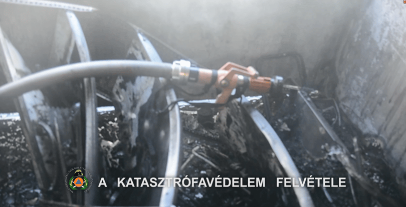 Videó: Így mentek be a tűzoltók a kiégett óbudai lakásba