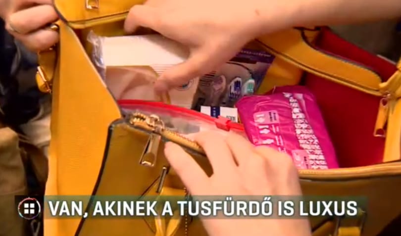 Megtöltött táskákkal próbálnak segíteni a rászoruló nőkön a Nemluxustáska kampányban