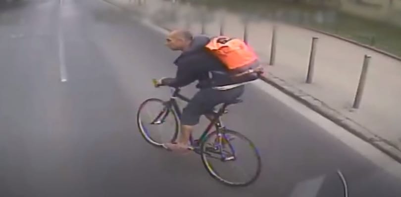 Busz elé hajtott egy bringás, keresi a rendőrség