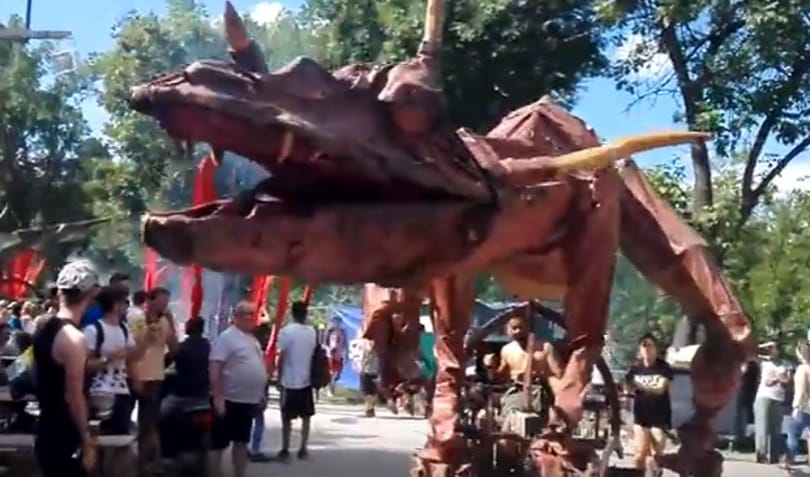 Óriás sárkányok ijesztgetik a szigetlakókat
