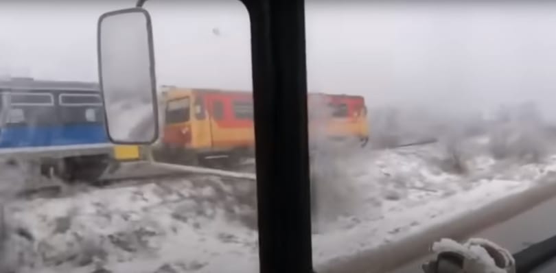 Annyira rossz pálya, hogy még a traktor is lehagyta a MÁV vonatát Konyárnál - videó