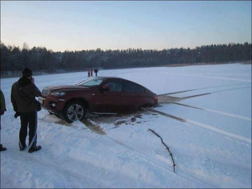 A Hummerek után egy BMW szakadt a tóba?