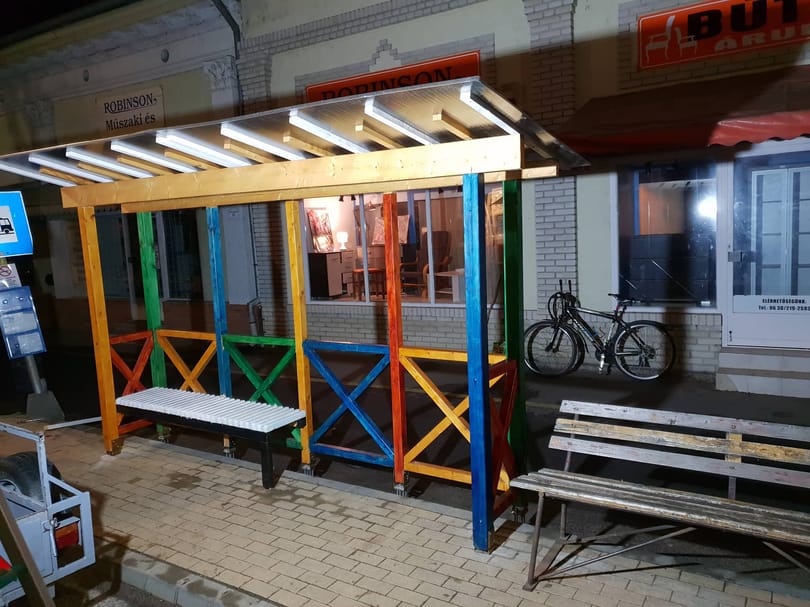 Hódmezővásárhelyen közmunkások segítették a Kétfarkú buszmegálló-építését