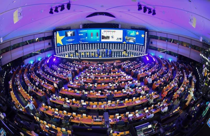Döntöttek Macronék és a liberálisok, milyen néven ülnek be az Európai Parlamentbe