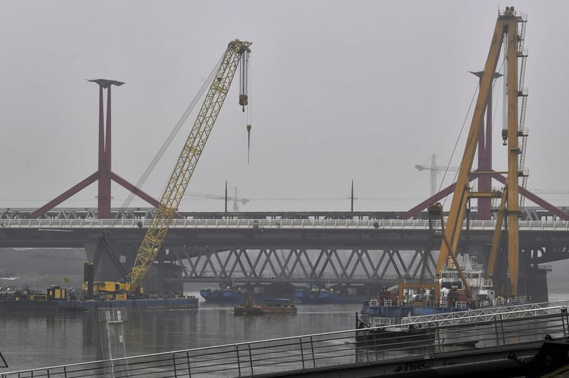 Külföldön sem hagyja az út szélén kedvenc oligarcháit a Fidesz-kormány