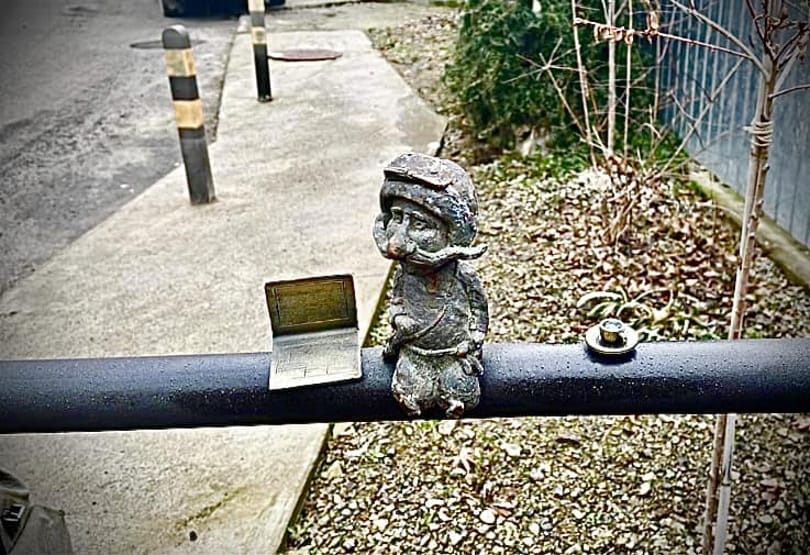 Miniszobrot kapott a kárpátaljai magyar katona, aki a lövészárokból is órát tart az egyetemi hallgatóinak