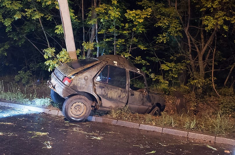 Villanyoszlopnak csapódott, meghalt a sofőr – fotók