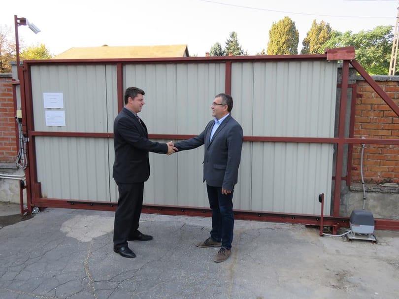Kaput így még nem adott át polgármester rendőrezredesnek – fotó