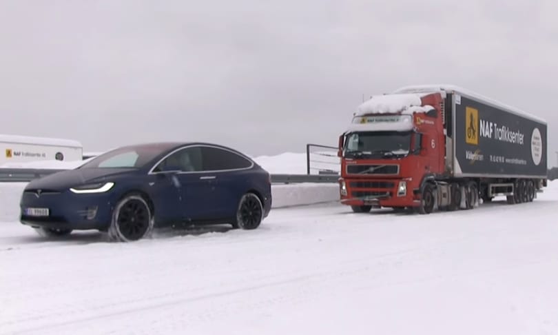 A nap videója: így húz el egy Tesla önerőből egy 43 tonnás kamiont a hóban