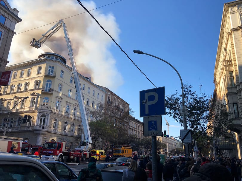 Hatalmas füsttel ég egy ház a Teréz körúton, nem jár a villamos a Jászai és az Oktogon között