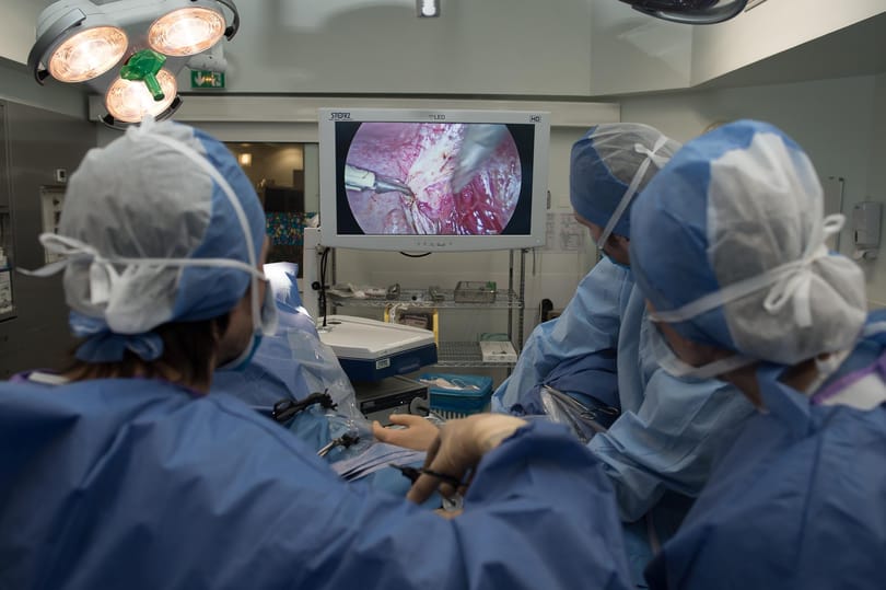A kormány a járvány végéig nem könnyíti meg az endometriózisban szenvedők helyzetét
