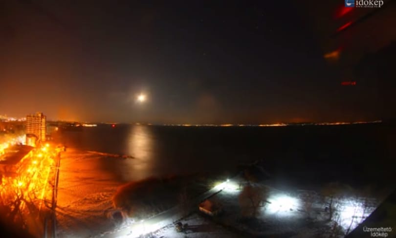 Parádés látvány, ahogy felgyorsítva befagy a Balaton - videó