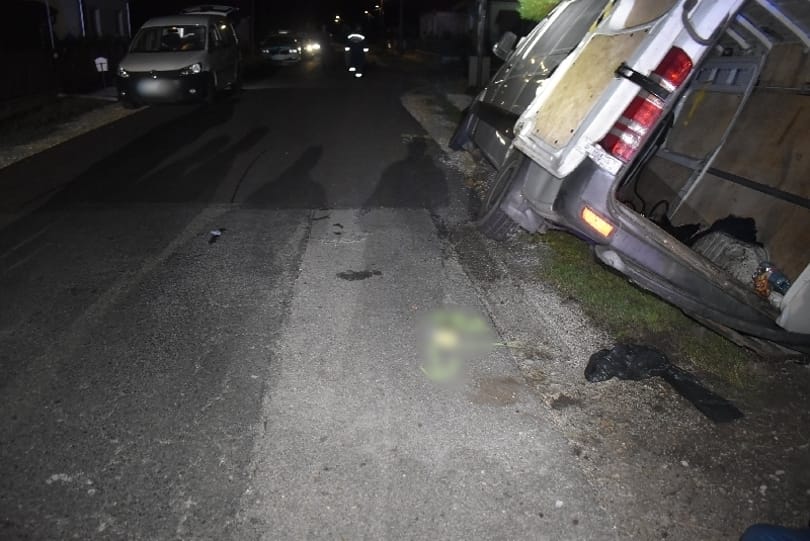 Árokba hajtott Zalában egy kisteherautó 36 menekülttel, Tatánál is embercsempészeket találtak