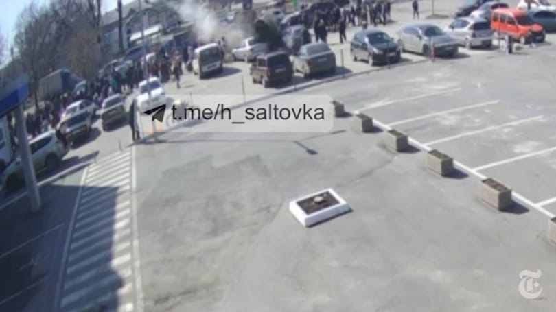 Videón, ahogy lövedék csapódik a segélyért sorakozók közé Harkivban