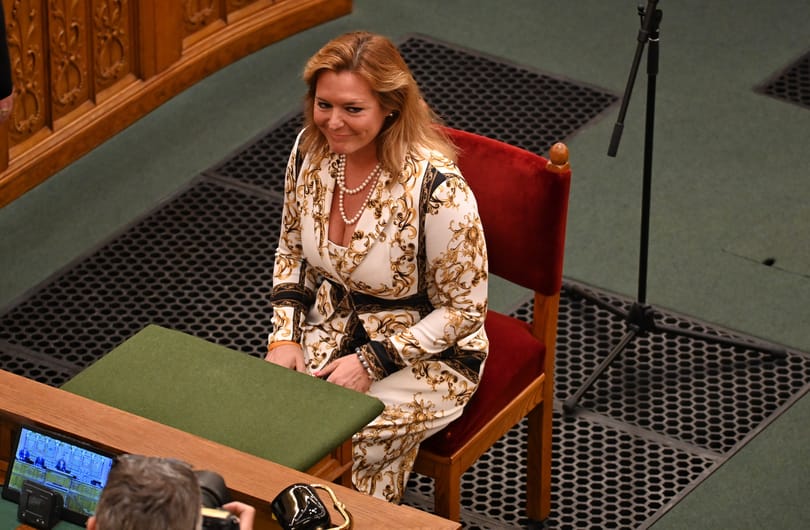Nem bírságolták meg az iskolában laptopot osztogató fideszes képviselőjelöltet