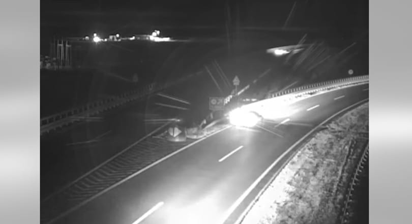 A visszatolatást az autópályára még megúszta baleset nélkül, a besorolást már nem – videó