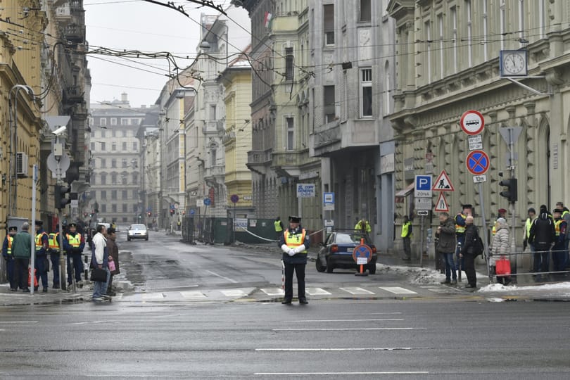 Fokozott készültség: gépfegyveres katonai rendészek a metrón - fotó