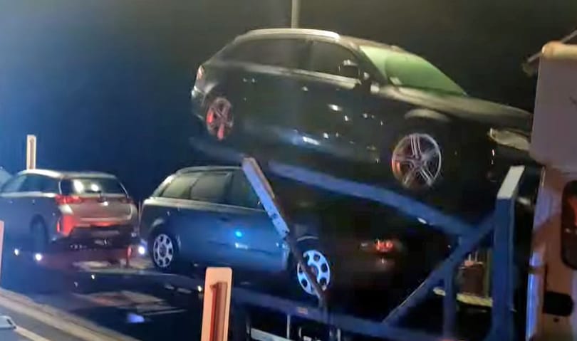Négy tonnával volt túlpakolva egy használt autós horrorkaraván – videó