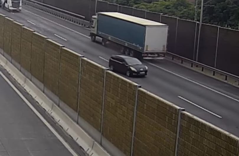Keresztbe forgatott maga előtt egy besoroló autót egy kamion az M0-son – videó