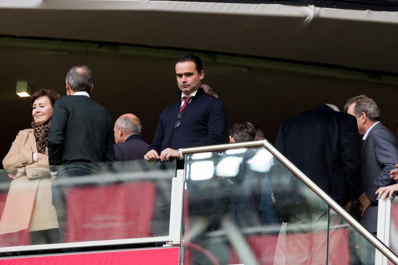 Lemondott az Ajax futballigazgatója, mert illetlen üzeneteket küldött a női kollégáinak