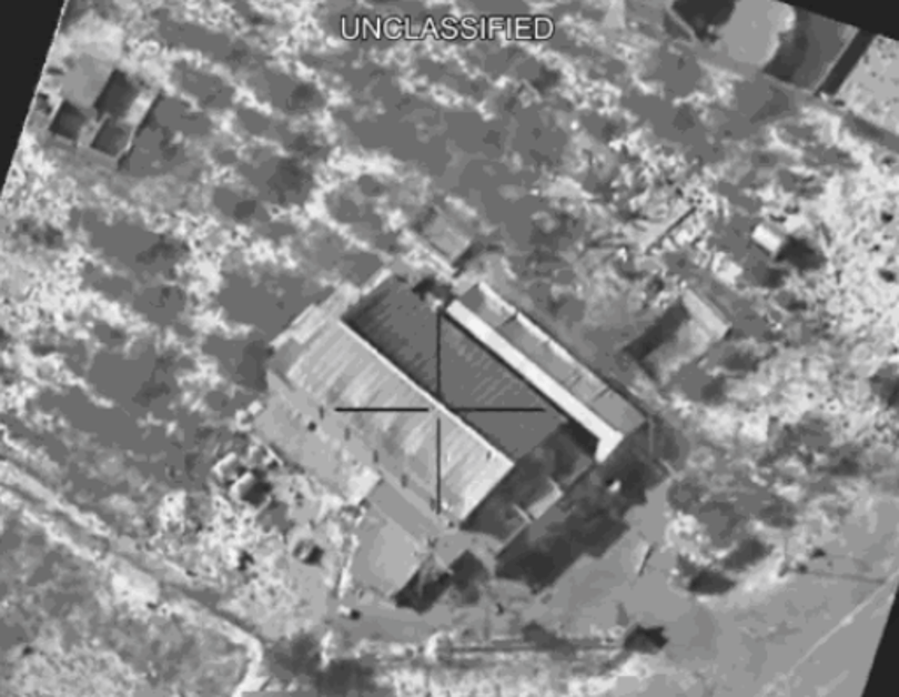 Így bombáznak szét egy ISIS-fegyvergyárat - videó