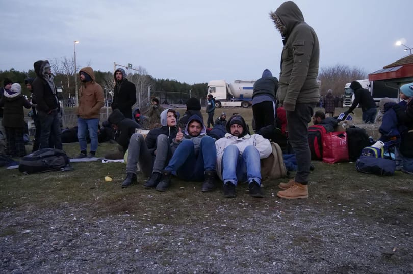 Buszra tették és elvitték a Kelebiánál összegyűlt menekülteket