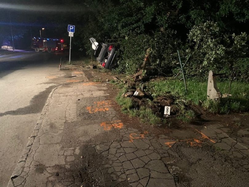 Táblát, telefonfülkét és padot sodort el egy autós Leányfalun