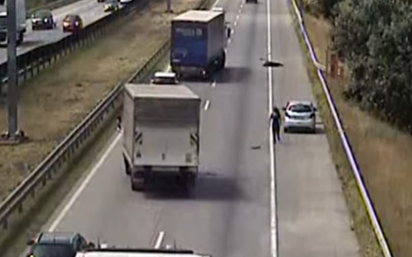 Szétrobbant egy kamion kereke, egy nő állt meg összeszedni a gumidarabokat az M0-son