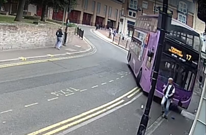 Ilyen videót is ritkán látni: elgázolta a száguldó busz, de leporolta magát, és ment tovább