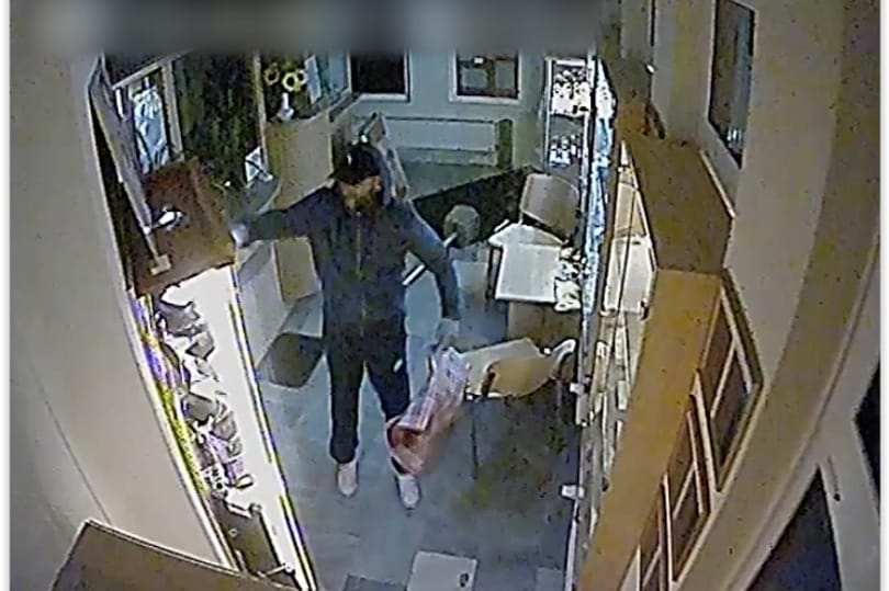 Így „dolgozott” kamera előtt az ékszerbolti betörő, a rendőrség szeretné megtalálni – videó