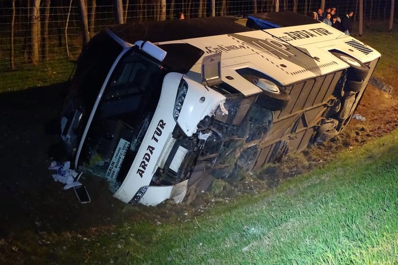 Felborult egy busz az M5-ösön - fotók