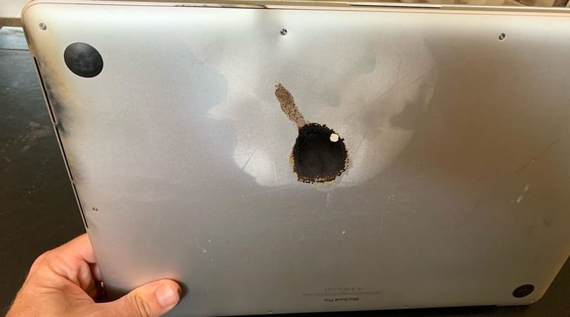 Fotók: Kilyukasztotta a MacBook Prót a felforrósodott akkumulátor