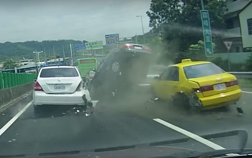 Ezért veszélyes a gyorshajtás: négy autót tört össze a toyotás - videó