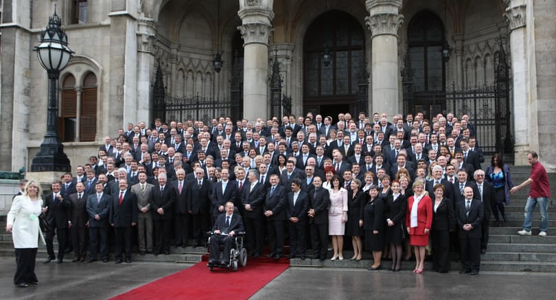 A Fidesz trükkös menekülőutat épít 2014-re a képviselőknek