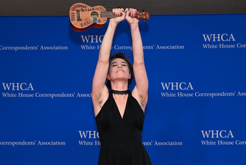 Szőrös hónaljával és ukuleléjével két fontos üzenetet is becsempészett a Fehér Házba Amanda Palmer