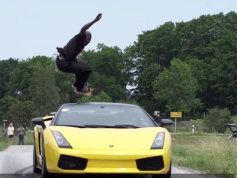 Videó: Ez a fickó átugrik egy 130-cal száguldó Lamborghinit