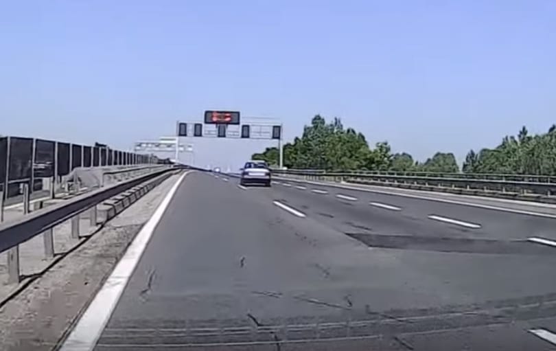Az M0-son áttotyogó kacsacsalád okozott majdnem balesetet – videó