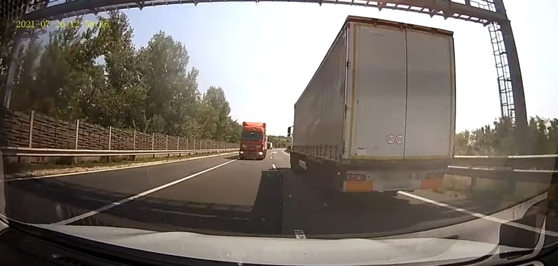 Forgalommal szemben hajtott a kamion az autópályán, kevésen múlt a tragédia – videó