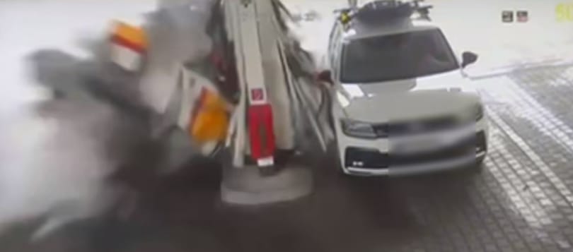 Nagy sebességgel csapódott benzinkútnak egy autós Szlovákiában – videó